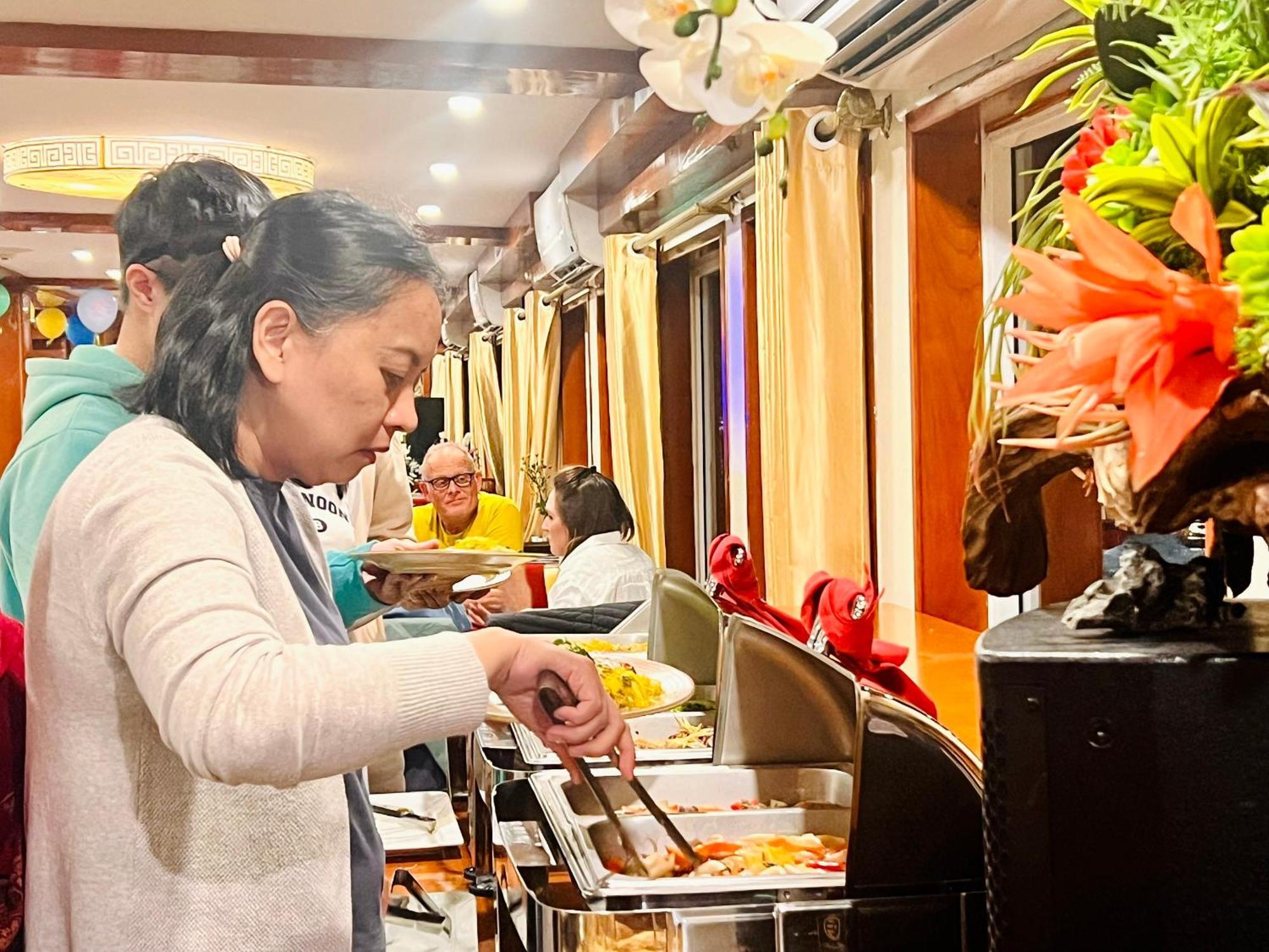 Dragon Crown Legend Cruise Hotel Hạ Long Ngoại thất bức ảnh