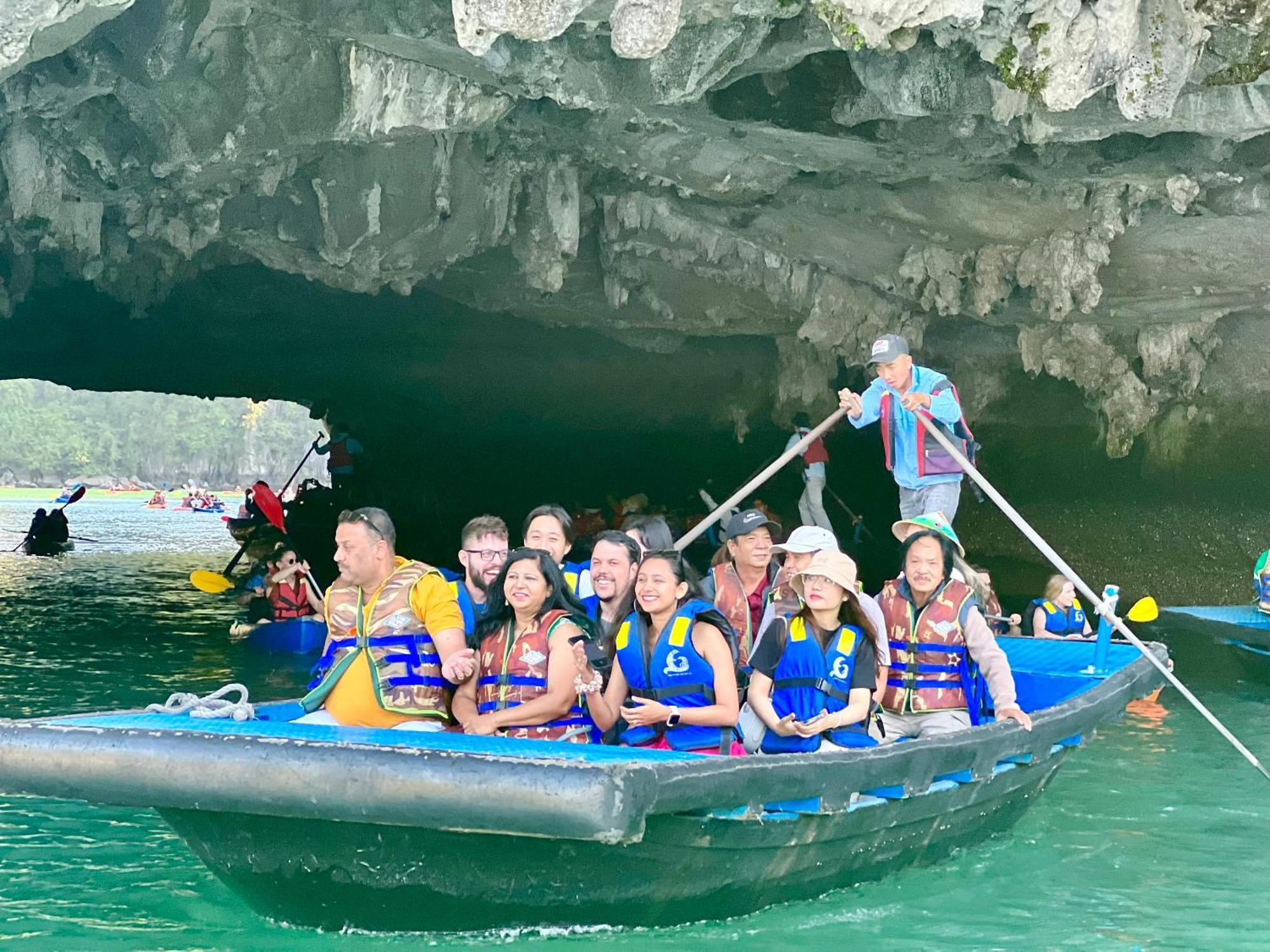 Dragon Crown Legend Cruise Hotel Hạ Long Ngoại thất bức ảnh