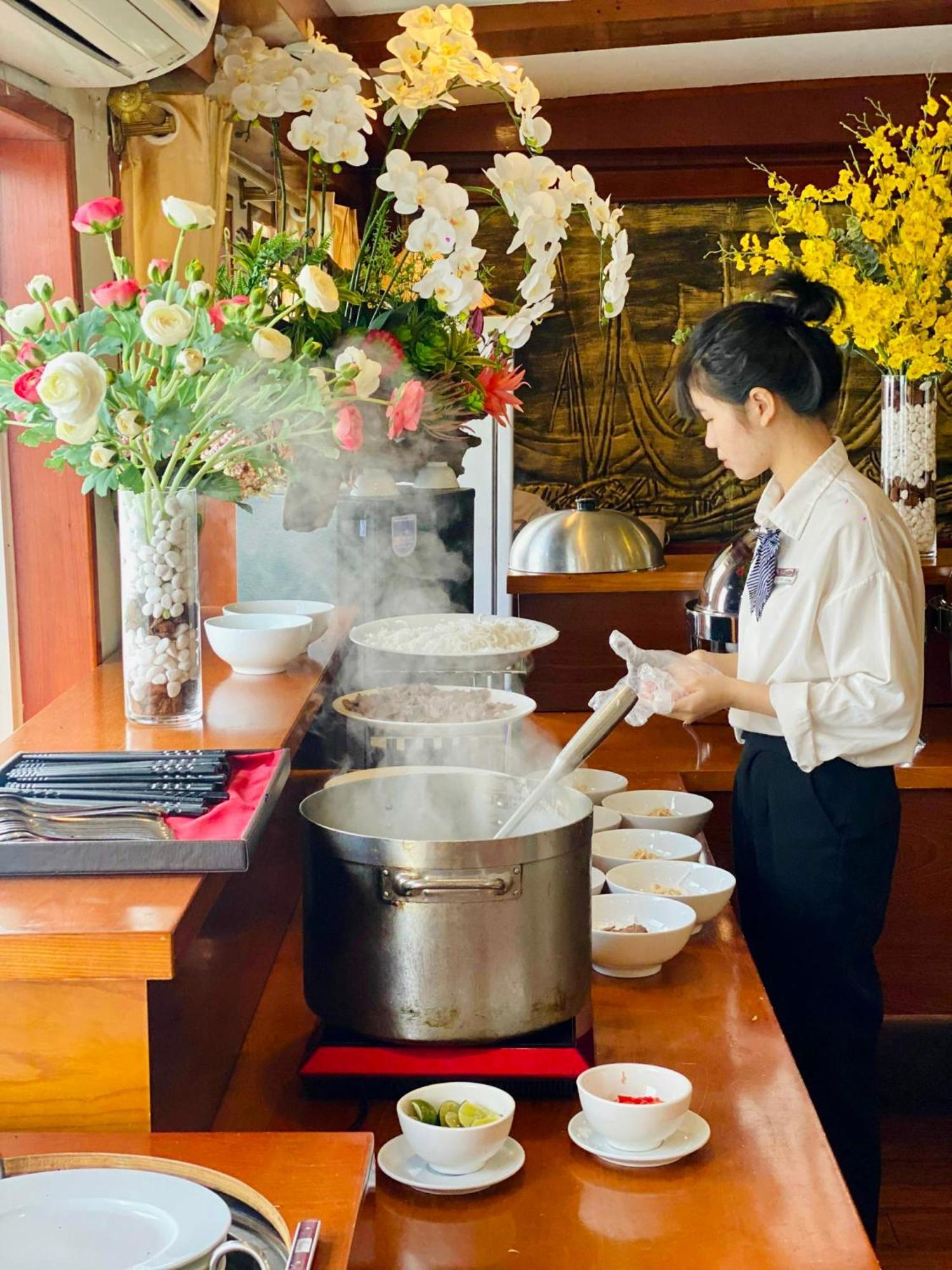 Dragon Crown Legend Cruise Hotel Hạ Long Ngoại thất bức ảnh