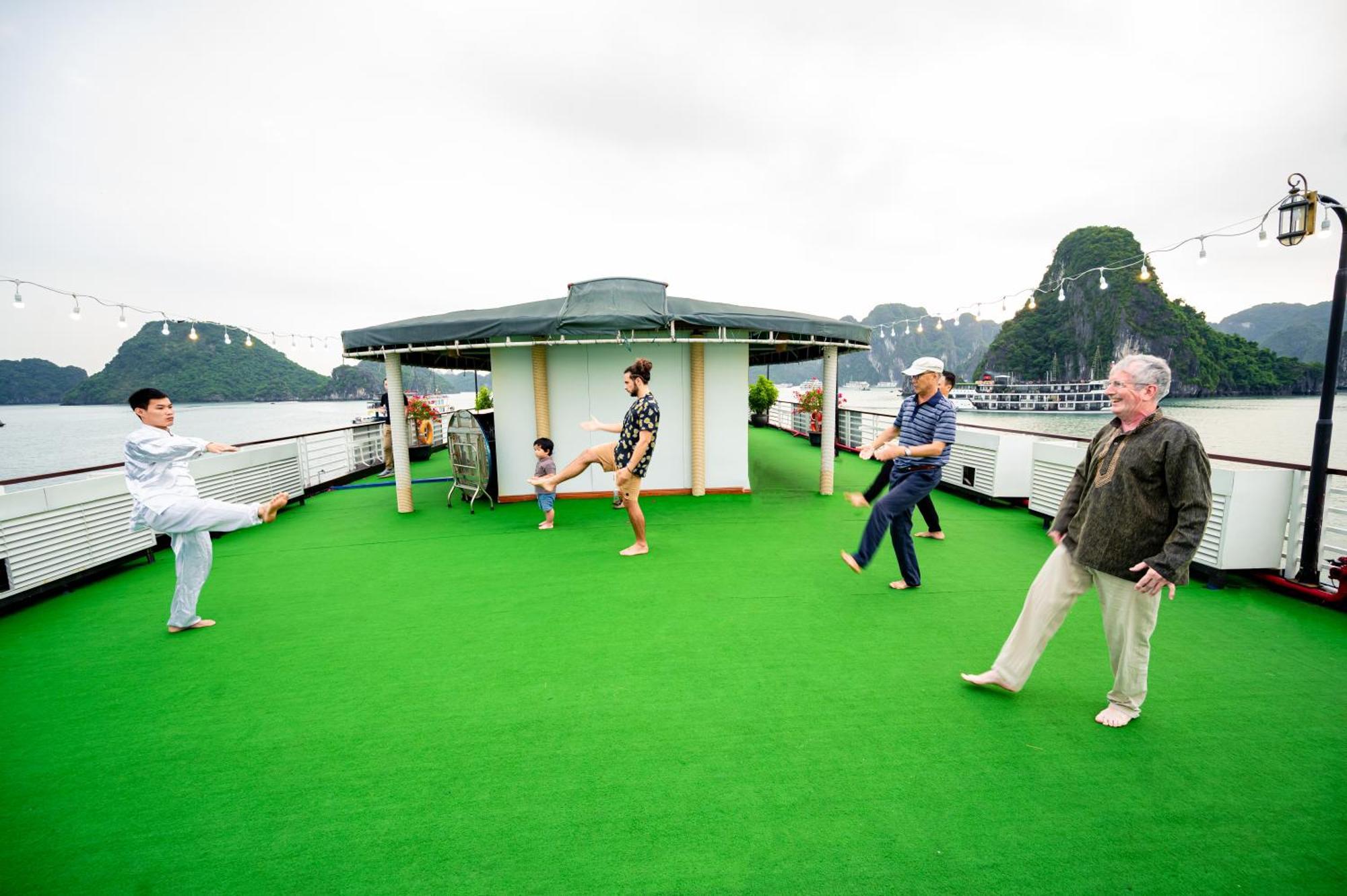 Dragon Crown Legend Cruise Hotel Hạ Long Ngoại thất bức ảnh
