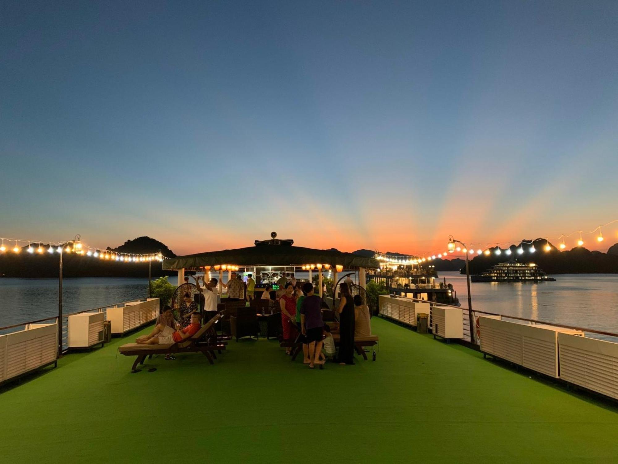 Dragon Crown Legend Cruise Hotel Hạ Long Ngoại thất bức ảnh